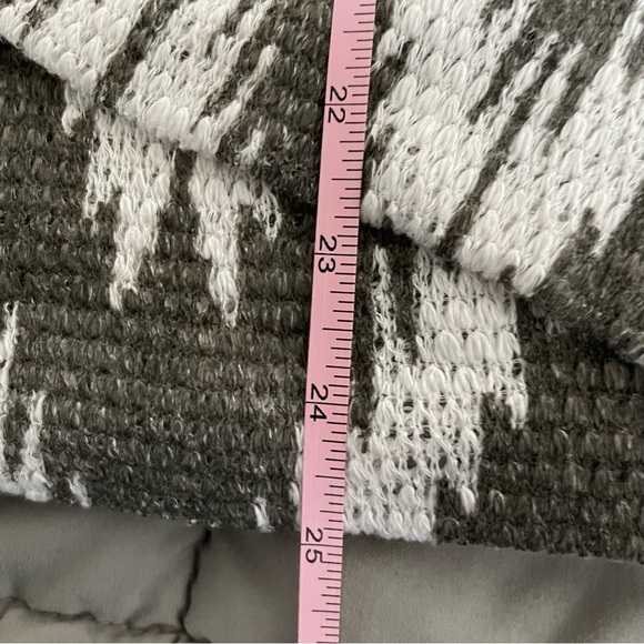 Eyeshadow Open Front Gray and White Abstract Print Textured Sweater - Picture 13 of 15